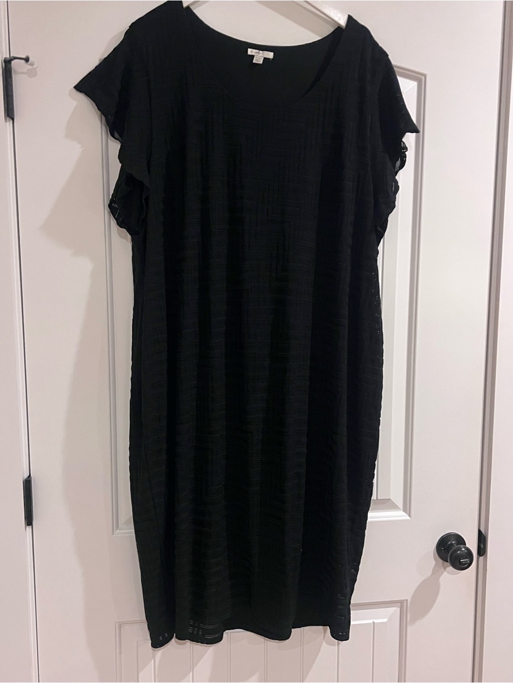 Plus size 26- black short-sleeve shift dress / textured woven pattern